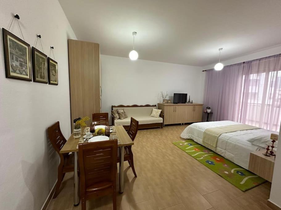 Studio Of Shpresa Vlore Exterior photo
